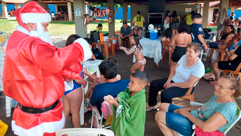 Papai noel faz a alegria da criançada no Clube de Campo do SEEBCG-MS