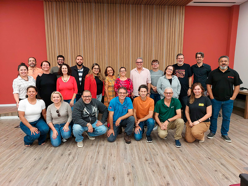 Participantes do encontro se reúnem ao final dos trabalhos, na sede da Contraf-CUT, em São Paulo