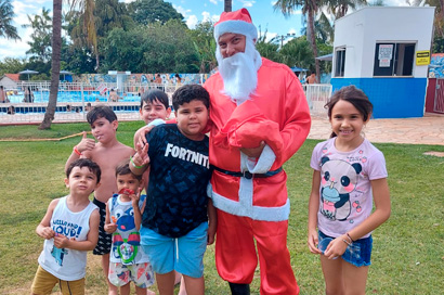 Papai noel faz a alegria da criançada no Clube de Campo do SEEBCG-MS