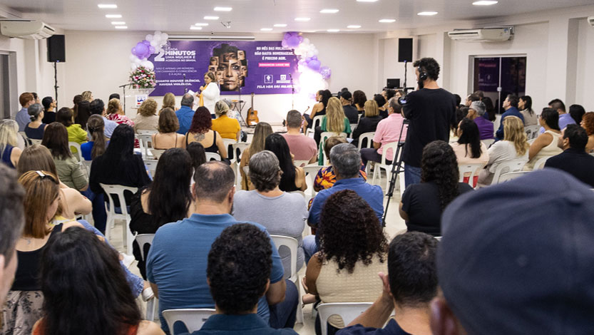 Com casa cheia, Sindicato recebe ex-ministra Cida Gonçalves em debate pelo Mês das Mulheres